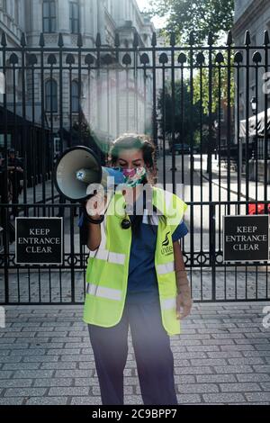 NHS-Arbeiter stiegen in Downing Street ab, um eine sofortige Forderung zu stellen Gehaltserhöhung Stockfoto