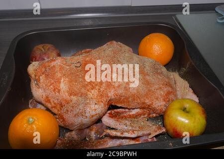 Braten Sie Gans gefüllt mit gebackenen Äpfeln und Orangen in einer Pfanne, festliche Weihnachtsrezept. Draufsicht mit Kopierbereich. Stockfoto
