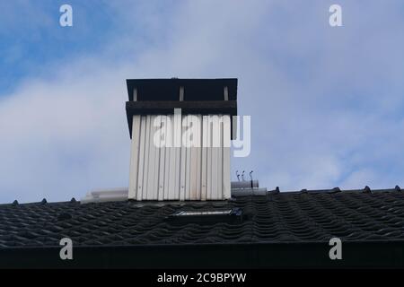 Schornsteinsanierung aufgrund der Installation eines Brennstoffzellen-Heizers. Vermeidung von Sooting. Stockfoto