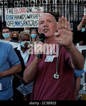 NHS-Arbeiter stiegen in Downing Street ab, um eine sofortige Forderung zu stellen Gehaltserhöhung Stockfoto