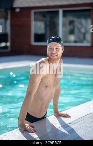 Junger Mann in einem offenen Schwimmbad Stockfoto