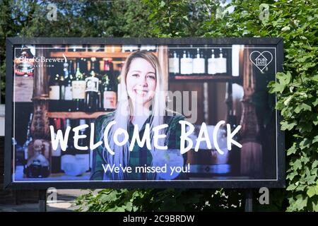 Welcome Back Poster-Schild vor Chef und Brewer Pub-Kette in Martlesham, Suffolk, England, Großbritannien Juli 2020 Stockfoto