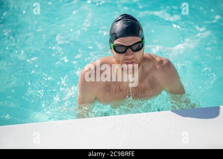 Mann schwimmend im Wasser im Pool Stockfoto