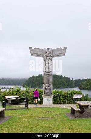 Indigener Totempfahl in Tofino, British Columbia, Kanada. Stockfoto