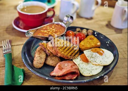 Traditionelles Komplettes Englisches Frühstück. Fettiger Löffel. Den ganzen Tag. Stockfoto