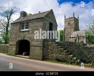 Blick nordwestlich des zweistöckigen Lychgate & Sakristei/Pfarrzimmer zur Kirche St. Gwendron, Wendron, Cornwall, England, UK: Eine hauptsächlich aus dem 15. Jahrhundert stammende Granitkirche. Stockfoto