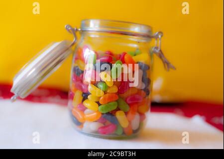 Glas voll von bunten Jelly Beans Süßigkeiten. Stockfoto