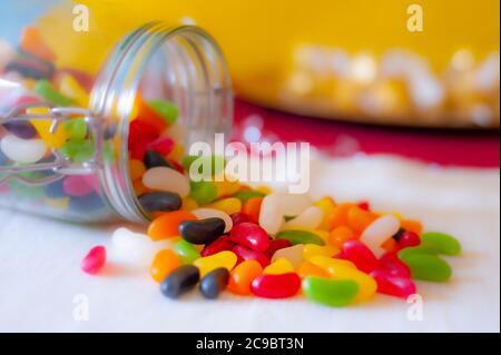 Glas voll von bunten Jelly Beans Süßigkeiten. Stockfoto