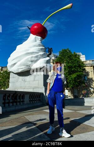 London, Großbritannien. 29. Juli 2020. Die Künstlerin Heather Phillipson posiert vor ihrer Skulptur "THE END", die als neues Kunstwerk des vierten Sockels auf dem Trafalgar Square der Öffentlichkeit vorgestellt wird. DAS ENDE zeigt einen riesigen Strudel von Replik Schlagsahne mit einer Kirsche, einer Fliege und einer Drohne gekrönt. Seine Drohne überträgt eine Live-Feed des Platzes, die auf einer speziellen Website beobachtet werden kann. Die Installation, die ursprünglich für den 26. März 2020 geplant war, aber aufgrund der Coronavirus-Pandemie verschoben wurde, wird für das nächste Jahr zwei Jahre ausgestellt. Kredit: Stephen Chung / Alamy Live Nachrichten Stockfoto