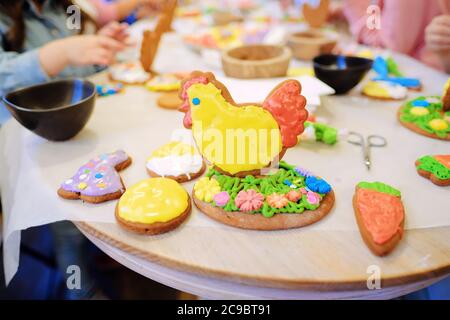 Kinderhände machen Lebkuchen. Kinder schneiden Kekse. Kinder backen Plätzchen Stockfoto