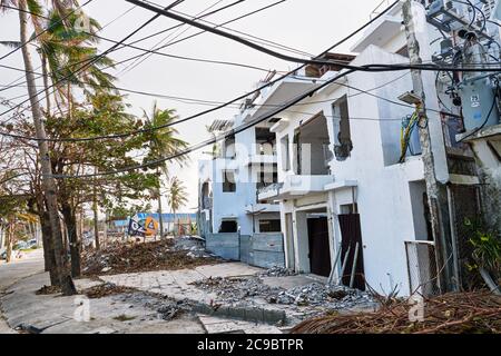 Boracay Island, Aklan, Philippinen: Sanierungsbemühungen der philippinischen Regierung mit Straßenverbreitung und Abriss von Häusern Stockfoto