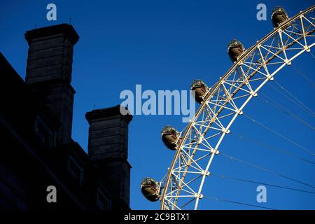 Ein Blick auf das London Eye, das am 1. August wieder für die Öffentlichkeit zugänglich sein wird. Stockfoto