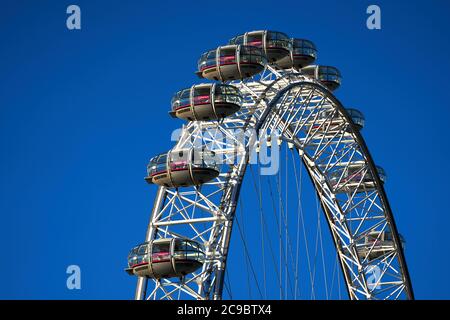 Ein Blick auf das London Eye, das am 1. August wieder für die Öffentlichkeit zugänglich sein wird. Stockfoto