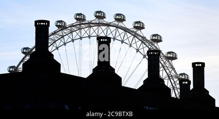 Ein Blick auf das London Eye, das am 1. August wieder für die Öffentlichkeit zugänglich sein wird. Stockfoto