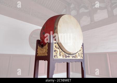 Traditionelle chinesische große Trommel auf Holzrahmen mit Drachenrelief in einem Tempel, diese traditionelle Trommel wurden in der Regel in Opferrituale oder Festi schlug Stockfoto