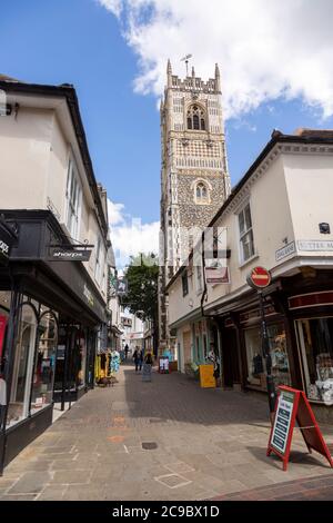 Tower of Saint Lawrence Church, Geschäfte in Dial Lane Stadtzentrum von Ipswich, Suffolk, England, Großbritannien Stockfoto