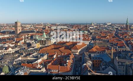 Stadtbild von Kopenhagen, der Hauptstadt Dänemarks, an einem Sonnentag Stockfoto