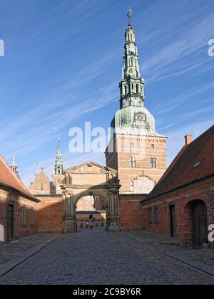 Torturm von Schloss Frederiksborg, Hillerod, Dänemark an einem sonnigen Wintertag Stockfoto