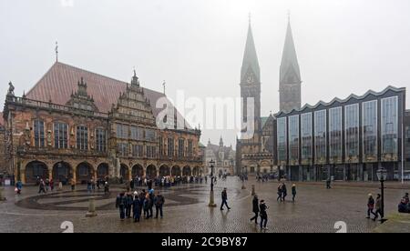 Menschen auf dem Bremer Marktplatz gegen das Bremer Parlament (rechts), den Bremer Dom (Mitte) und das Bremer Rathaus Stockfoto