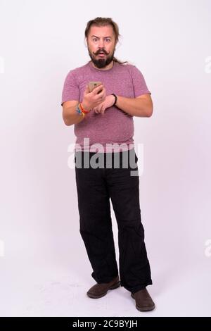 Bärtiger Mann mit Schnurrbart und langen Haaren vor weißem Hintergrund Stockfoto