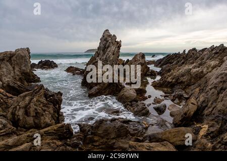 Die Felsformationen am Strand von Petrel Cove auf der Fleurieu Peninsula Victor Harbor South Australia am 28 2020. Juli Stockfoto