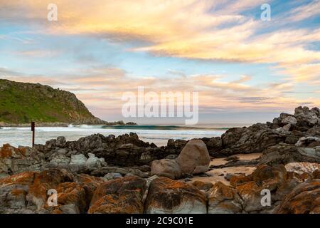 Ein langer Sonnenuntergang über dem Strand von Petrel Cove auf der Fleurieu Peninsula Victor Harbor South Australia am 28 2020. Juli Stockfoto