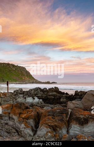 Ein langer Sonnenuntergang über dem Strand von Petrel Cove auf der Fleurieu Peninsula Victor Harbor South Australia am 28 2020. Juli Stockfoto