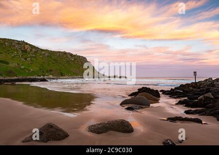 Ein langer Sonnenuntergang über dem Strand von Petrel Cove auf der Fleurieu Peninsula Victor Harbor South Australia am 28 2020. Juli Stockfoto