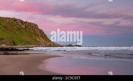 Ein pastellfarbener Sonnenuntergang über dem Rosetta Bluff vom Strand in Petrel Cove auf der Fleurieu Peninsula Victor Harbor South Australia am 28 2020. Juli Stockfoto