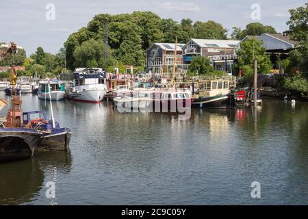 Bootswerften und Anlegestellen auf Eel Pie Island, Twickenham, London, Großbritannien Stockfoto