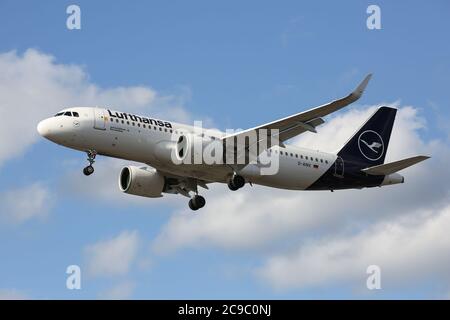 Ein für Lufthansa fliegender Airbus A320-271N landet am Flughafen London Heathrow Stockfoto