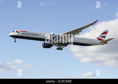 Ein Airbus A350-1041, der für British Airways fliegt, landet am Flughafen London Heathrow Stockfoto