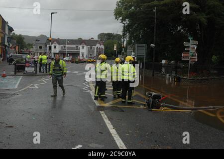 Kenmare Co. Kerry Irland Donnerstag, 30. Juli 2020. Kenmare Town wurde über Nacht von heftigen Regenfällen heimgesucht, die schwere Überschwemmungen verursachten und den Verkehr und viele Betriebszustände störten. Kenmare Fire Service nahm an zahlreichen Überflutungsrufen Teil und war von Mitternacht bis 11am wegen Überflutungen draußen. Einige Unternehmer, wie die Horse Shoe Bar, berichteten, dass sie um 4,30am Uhr angerufen wurden, um zu versuchen, die Auswirkungen auf ihr Unternehmen zu erhöhen. Andere berichteten, dass starke Winde ihre Stromversorgung abgeschaltet hatten. Credit ED/Alamy Live News Stockfoto