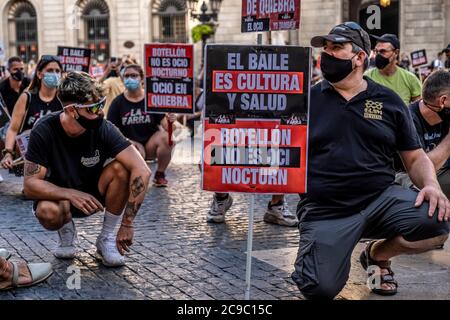 Barcelona, Spanien. Juli 2020. Während der Ausbrüche von Covid-19 werden maskierte Demonstranten mit Plakaten zur Verteidigung der Unterhaltung im Nachtleben gesehen.Geschäftsleute und Nachtlebender haben sich auf der Plaza von Sant Jaume in Barcelona versammelt, um gegen die Maßnahmen der katalanischen Regierung zu protestieren, um die Ausbrüche von Covid-19-Infektionen durch ein Verbot von Unterhaltungsaktivitäten im Nachtleben zu stoppen. Kredit: SOPA Images Limited/Alamy Live Nachrichten Stockfoto