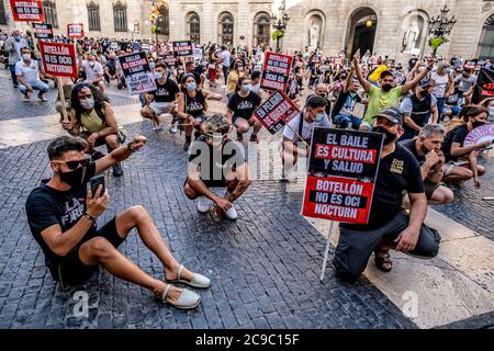 Barcelona, Spanien. Juli 2020. Während der Ausbrüche von Covid-19 werden maskierte Demonstranten mit Plakaten zur Verteidigung der Unterhaltung im Nachtleben gesehen.Geschäftsleute und Nachtlebender haben sich auf der Plaza von Sant Jaume in Barcelona versammelt, um gegen die Maßnahmen der katalanischen Regierung zu protestieren, um die Ausbrüche von Covid-19-Infektionen durch ein Verbot von Unterhaltungsaktivitäten im Nachtleben zu stoppen. Kredit: SOPA Images Limited/Alamy Live Nachrichten Stockfoto