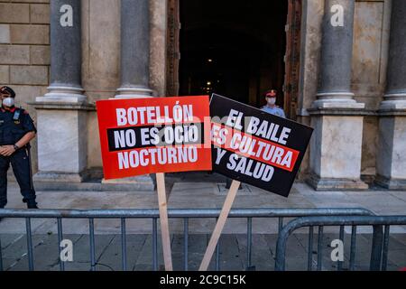 Barcelona, Spanien. Juli 2020. Plakate, die von Demonstranten platziert werden, sind vor dem Eingang des Palastes der Generalitat von Katalonien, Sitz der Regierung, Zur Verteidigung des Nachtlebens während der Covid-19 Ausbrüche.Geschäftsleute und Nachtlebens-Arbeiter haben sich auf der Plaza von Sant Jaume in Barcelona versammelt, um gegen die Maßnahmen der Regierung von Katalonien zu protestieren, um die Ausbrüche von Covid-19 Infektionen durch das Verbot von Nachtleben-Aktivitäten zu stoppen. Kredit: SOPA Images Limited/Alamy Live Nachrichten Stockfoto