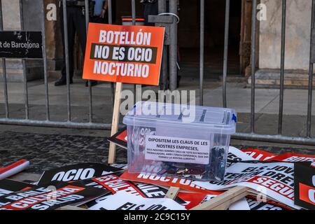 Barcelona, Spanien. Juli 2020. Plakate sind von den Demonstranten vor der Tür des Palastes der Generalitat von Katalonien, Sitz der Regierung hinterlegt gesehen, Zur Verteidigung der nächtlichen Unterhaltung während der Covid-19 Ausbrüche.Geschäftsleute und Nachtlebenspersonal haben sich auf der Plaza von Sant Jaume in Barcelona versammelt, um gegen die Maßnahmen der katalanischen Regierung zu protestieren, um die Ausbrüche von Covid-19 Infektionen durch das Verbot von Nachtunterhaltung Aktivitäten zu stoppen. Kredit: SOPA Images Limited/Alamy Live Nachrichten Stockfoto