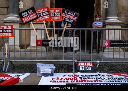 Barcelona, Spanien. Juli 2020. Plakate sind von den Demonstranten vor der Tür des Palastes der Generalitat von Katalonien, Sitz der Regierung hinterlegt gesehen, Zur Verteidigung des Nachtlebens während der Covid-19 Ausbrüche.Geschäftsleute und Nachtlebens-Arbeiter haben sich auf der Plaza von Sant Jaume in Barcelona versammelt, um gegen die Maßnahmen der katalanischen Regierung zu protestieren, um die Ausbrüche von Covid-19 Infektionen durch das Verbot von Nachtleben-Aktivitäten zu stoppen. Kredit: SOPA Images Limited/Alamy Live Nachrichten Stockfoto