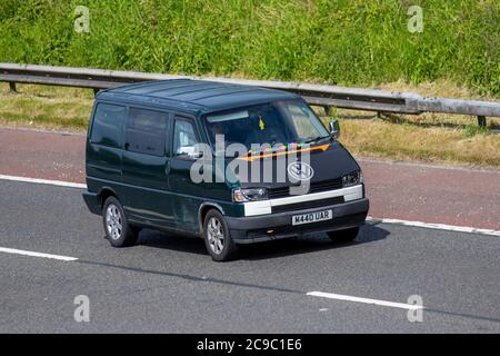 1994 schwarz VW Volkswagen Transporter Caravelle; Fahrzeugverkehr Fahrzeuge, Autos, die Fahrzeuge auf britischen Straßen fahren, Motoren, Fahren auf der Autobahn M6. Stockfoto