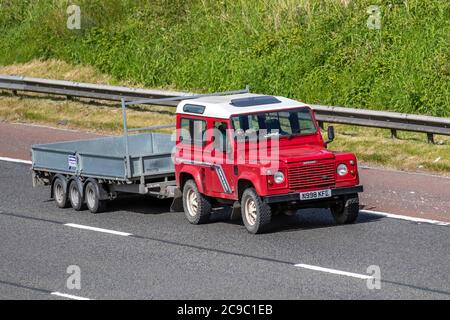 1995 Red Land Rover 90 Defender TDI Anhängeranhänger; Fahrzeugverkehr Fahrzeuge, die Fahrzeuge auf britischen Straßen fahren, Motoren, auf der Autobahn M6 fahren. Stockfoto