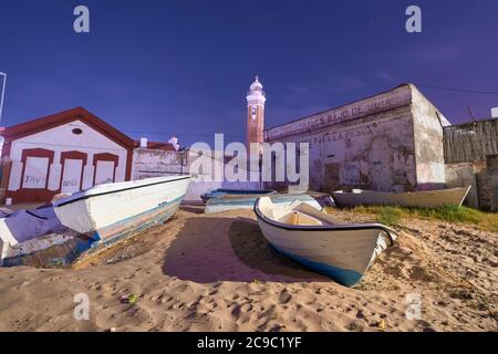 Nachtaufnahme eines Fischerbootes an der Küste von Cadiz, Andalusien, Spanien Stockfoto