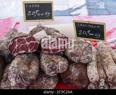 Handwerkliche Wurstspezialität (coppa, Saucisson) zum Verkauf auf einem Markt in Bastia, Korsika, Frankreich Stockfoto