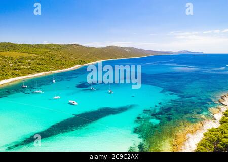 Wunderschönes Kroatien. Luftaufnahme der azurblauen türkisfarbenen Lagune am Strand von Sakarun auf der Insel Dugi Otok, Kroatien, Yachten im klaren Meerwasser verankert. Stockfoto