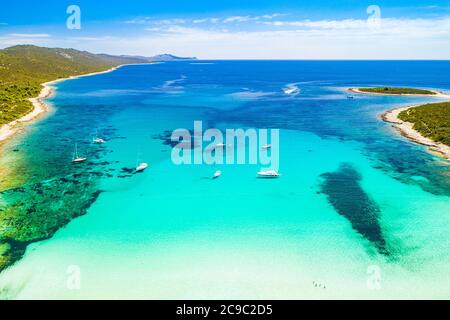 Wunderschönes Kroatien. Luftaufnahme der azurblauen türkisfarbenen Lagune am Strand von Sakarun auf der Insel Dugi Otok, Kroatien, Yachten im klaren Meerwasser verankert. Stockfoto