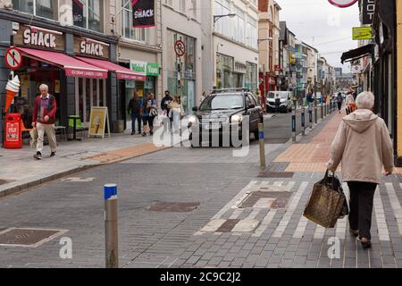 Cork, Irland. Juli 2020. Stadt geschäftig nach dem gestrigen schweren Regen, Cork City. Nach dem starken Regen, der gestern einen spürbaren Einfluss auf die Zahlen in der Stadt hatte, war das Stadtzentrum heute Morgen wieder voll im Leben. Kredit: Damian Coleman/Alamy Live Nachrichten Stockfoto