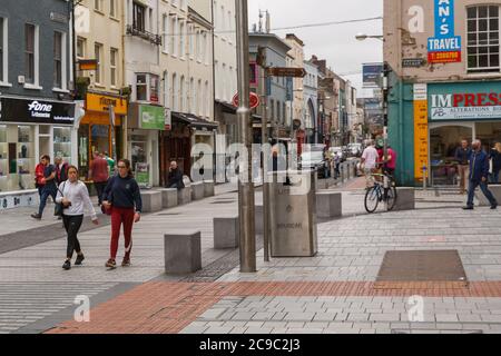 Cork, Irland. Juli 2020. Stadt geschäftig nach dem gestrigen schweren Regen, Cork City. Nach dem starken Regen, der gestern einen spürbaren Einfluss auf die Zahlen in der Stadt hatte, war das Stadtzentrum heute Morgen wieder voll im Leben. Kredit: Damian Coleman/Alamy Live Nachrichten Stockfoto