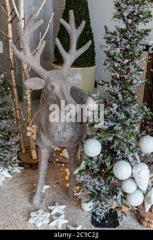 Traditionelle handgemachte Rentiere und Weihnachtsbaumschmuck, Chirstmas Markt, Budapest, Ungarn Stockfoto