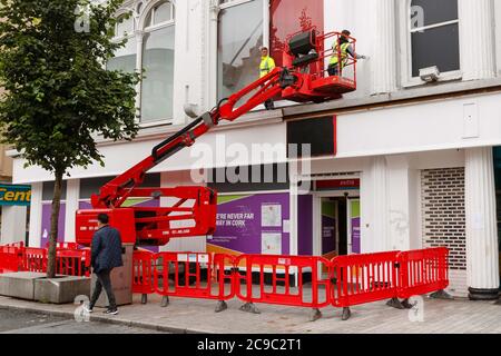 Cork, Irland. Juli 2020. Queens Old Castle, Cork City. Arbeiter, die die ehemalige Argos-Einheit in Queens Old Castle Cork bemalen. Kredit: Damian Coleman/Alamy Live Nachrichten Stockfoto