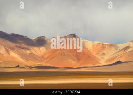 Unglaubliche Landschaft der Salvador Dali Wüste, auch bekannt als Dali Tal in Eduardo Avaroa Andenfauna National Reserve, Sur Lipez, Bolivien Stockfoto