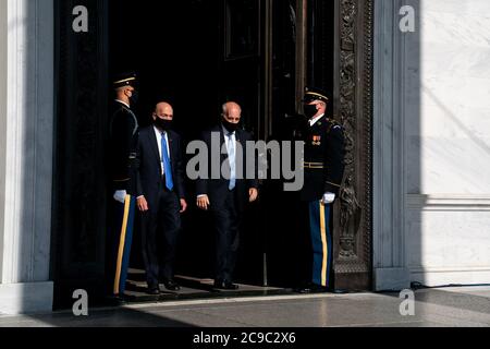 Paul D. Irving, Sergeant am Arm des US-Repräsentantenhauses, rechts und Sergeant am Arm des Senats und Torwart. Michael C. Stenger, links, zu den Stufen des US-Kapitols gehen, bevor die Fahnenschachel des US-Repräsentanten John Lewis (Demokrat von Georgia) am 29. Juli 2020 die Stufen in Washington, DC, hinuntergetragen wird.Quelle: Anna Moneymaker / Pool via CNP /MediaPunch Stockfoto